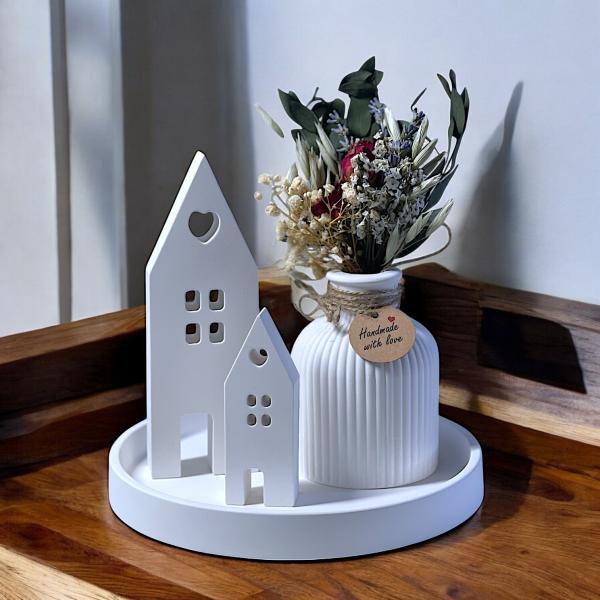 Raysin Deko‑Set mit geriffelter Vase, zwei Lichthäusern und rundem Deko‑Teller im skandinavischen Stil.